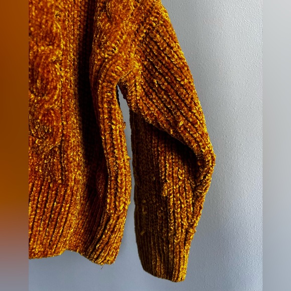 Cropped Super Soft Thick Knit Sweater - Picture 3 of 4